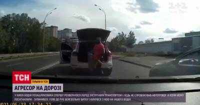В Киеве водитель внедорожника из-за замечания избил другого водителя и его авто битой: чем все закончилось
