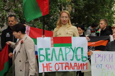 «Это чудовищное неуважение к госсимволам суверенной Беларуси». Жители Гродно вышли на пикет у Генерального консульства Литвы