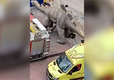 В Барселоне мужчина трагически погиб в теле динозавра