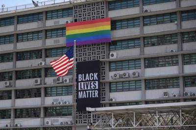 Флаги BLM и ЛГБТ на посольствах США