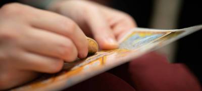 Женщина получила обратно выброшенный ею лотерейный билет на 73 миллиона рублей