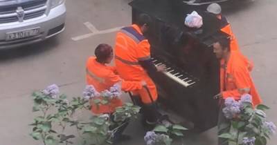 Московские грузчики сыграли «Катюшу» на фортепиано клиента и попали на видео