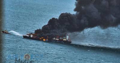 На Шри-Ланке горит контейнеровоз с химикатами, есть риск утечки нефти: видео (3 фото)