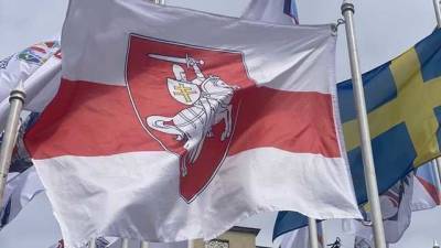 Государственный флаг Беларуси в Риге заменили бело-красно-белым: "Флаг, символизирующий режим государственного терроризма, неуместен в городе"
