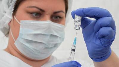 Компании начали страховать россиян от рисков прививок против COVID
