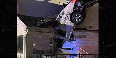 В Миссури США старшеклассники после выпускного протаранили машиной крышу частного дома - фото ДТП - ТЕЛЕГРАФ