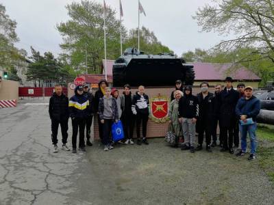 Школьники Южно-Сахалинска узнали о быте солдат