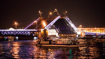 В День города Дворцовый мост в Петербурге окрасится в цвета российского флага