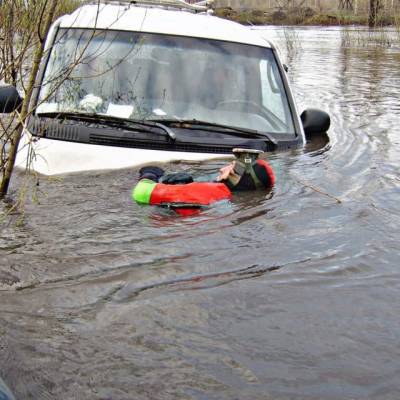 Мужчины пострадали в утонувшем Land Cruiser в Кузбассе