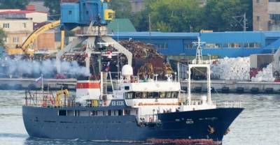 Российский траулер направили в порт Японии после столкновения в Охотском море