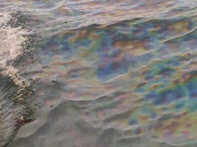 МЧС сообщило о ликвидации большого загрязнения моря нефтепродуктами у Туапсе