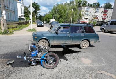 Две женщины доставлены в больницу после ДТП с легковушкой и мотоциклом в Тверской области
