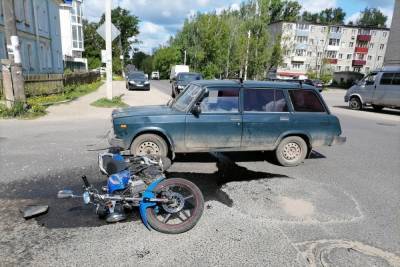 В Тверской области женщина мотоциклистка вместе с пассажиркой попали в ДТП