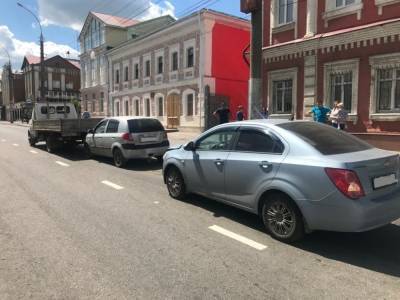 В тройном ДТП на Фрунзе пострадала автоледи