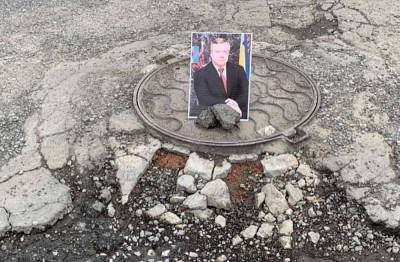 Ростовчане "украсили" ямы на дорогах портретами губернатора области