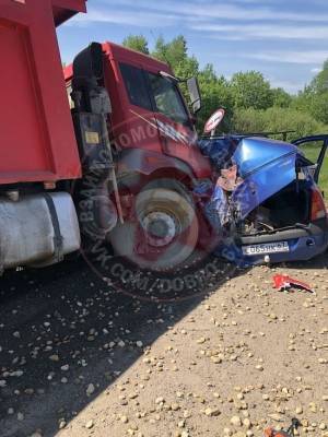 Под Смоленском произошло жесткое ДТП легкового авто и КаМАЗа