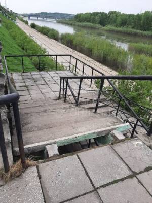 Кемеровчанин пожаловался на разваливающуюся лестницу на набережной