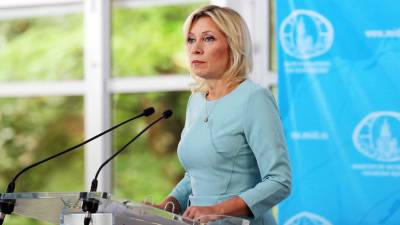 Захарова резко отреагировала на решение властей Риги снять флаг России
