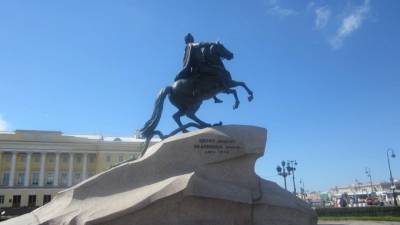 Памятник Петру I на Сенатской площади моют ко Дню города