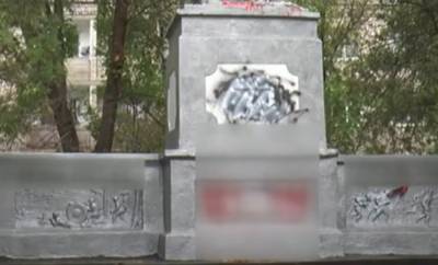 На Харьковщине вандалы изуродовали памятник защитникам Украины: фото с места