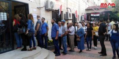 Асад проголосовал, сирийцы потянулись к избирательным участкам