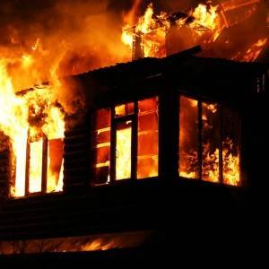 В Запорожье из горящей квартиры спасли 34-летнего мужчину. Фото