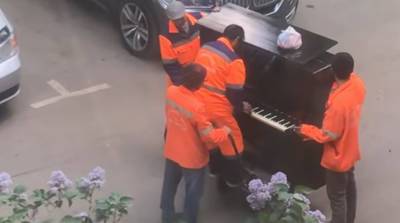 Музыкальная пауза: грузчики устроили "концерт" на фортепиано, которое переносили
