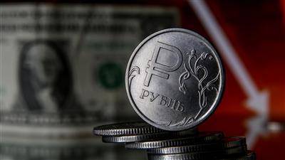 Рубль дорожает вместе с аналогами в надежде на дифференциал ставок