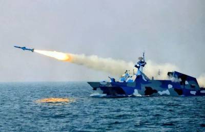 Ракетный крейсер «Москва» идет на перехват кораблей Великобритании