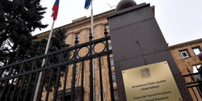 Посольство Чехии в Москве уволило большую часть россиян