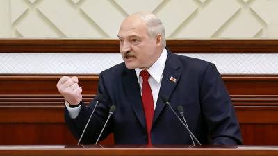 Лукашенко заявил о риске перехода "гибридной" войны в "горячую"