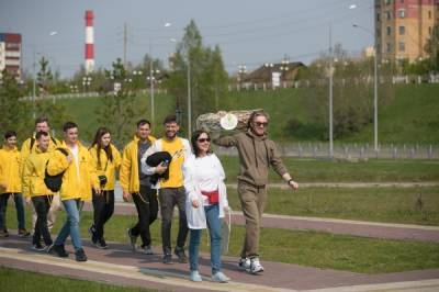 Сотрудники "РН-Юганскнефтегаз" личным примером мотивируют нефтеюганцев следить за чистотой города