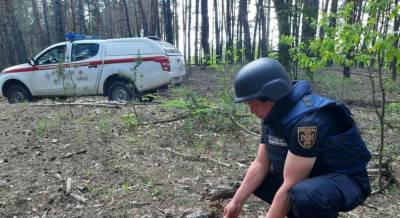 На мины и авиабомбу наткнулись в Харьковской области: не обошлось без взрывов, кадры
