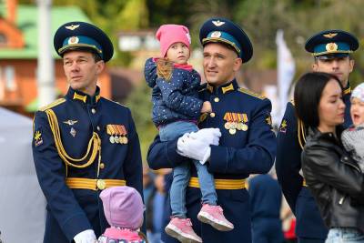 Правительство повысило оклады российским военнослужащим