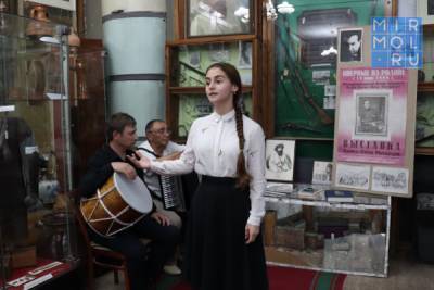 В Хасавюрте открылась выставка репродукций картин Халилбека Мусаясула