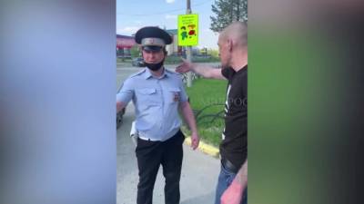 В ХМАО нетрезвый мужчина бросил в полицейского сто тысяч рублей