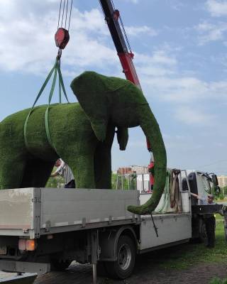 В Новокузнецке изуродованного вандалами слона отправили на реконструкцию