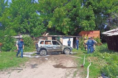 В сгоревшем автомобиле в Саратове нашли труп человека