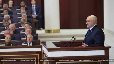 Лукашенко пообещал жесткий ответ на санкции против Беларуси