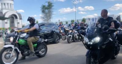 Десятки мотоциклистов простились с погибшим в ДТП старейшим байкером