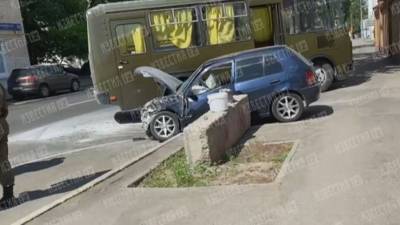 Видео: Военный автобус попал в аварию в центре Москвы