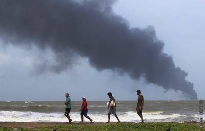 Индия отправила помощь судну с кислотой, шестой день горящему у Шри-Ланки