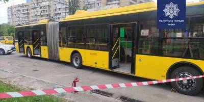 В Киеве на улице Теодора Драйзера мужчина устроил взрыв в троллейбусе, пострадала женщина - фото - ТЕЛЕГРАФ