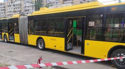 В Киеве мужчина бросил в троллейбус бутылку с воспламеняющимся веществом