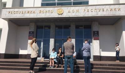 «Завтра вернемся»: Хабиров в четвертый раз не вышел к жителям «квартала ада» в Уфе