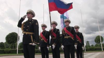 Правительство РФ с осени поднимет оклад военнослужащим