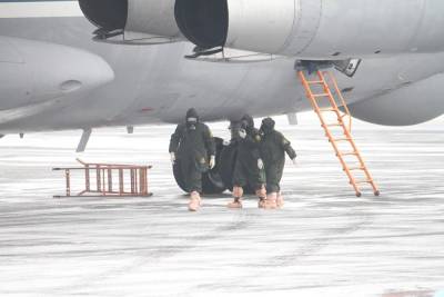 112: В Екатеринбурге военный самолет при взлете повредил фонари