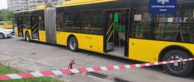 В Киеве мужчина бросил в троллейбус бутылку с зажигательной смесью: видео
