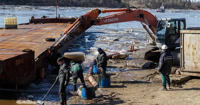 Власти Коми оценили уборку лопатами на месте разлива нефти "Лукойла"