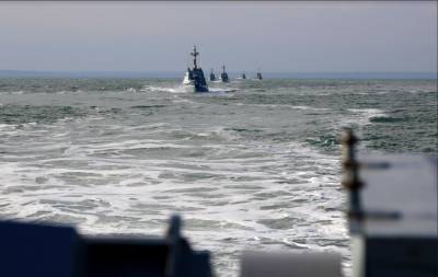 Украинские военные катера провели учения со стрельбами в Азовском море